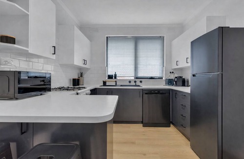 Saint Kilda South Apartment | Barkly St Kilda Modern Escape by Ready Set Stay - linen, wifi, parking