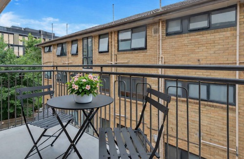 Saint Kilda South Apartment | Barkly St Kilda Modern Escape by Ready Set Stay - linen, wifi, parking