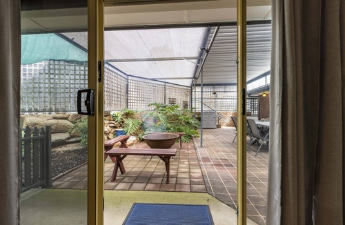 Lyndoch House | Barossa Get-a-Way/Sleeps 10 - Spa/Wifi/Foxtel - Perfect for Groups & Families