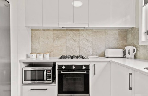 Sanctuary Point House | Basin Bungalow by Book Jervis Bay - Pet Friendly
