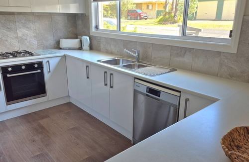 Sanctuary Point House | Basin Bungalow by Book Jervis Bay - Pet Friendly