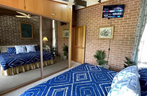 St. Georges Basin House | BasinWaterStays Waterfront Jetty - SHARE Home - Brm2 QueenBed room - Shared Bathroom - see Profile & Photos