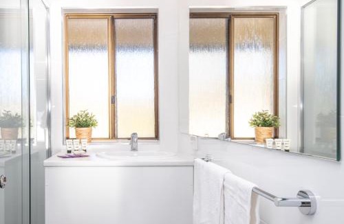 Batehaven Apartment | Batemans Bay Studio Escape with Lush Vista