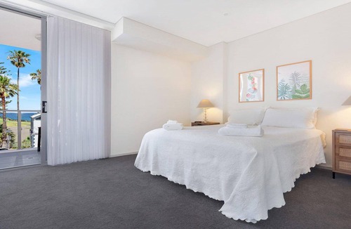 Kiama Apartment | Bathers at the Beach - across from Surf Beach
