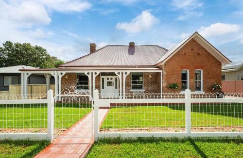Central Mudgee House | Bathurst Lodge - Historic Modern Retreat with Alfresco