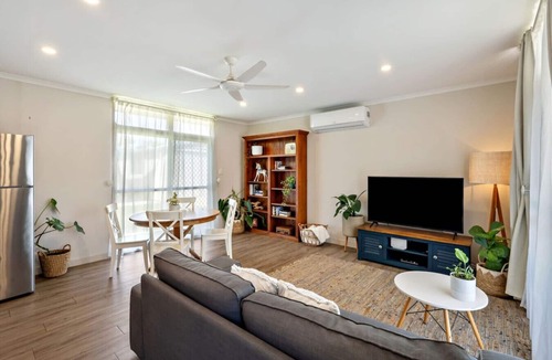 Deception Bay House | Bay Breeze - Sleeps 4 - Walk to Bay