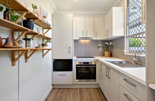 Deception Bay House | Bay Breeze - Sleeps 4 - Walk to Bay