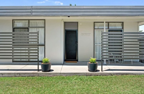 Deception Bay House | Bay Breeze - Sleeps 4 - Walk to Bay