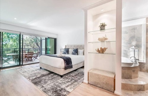 Broadwater House | Baydream Believer - Lush Beachfront Resort Escape