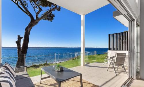 Corlette House | Baydream on the Beach - With Breathtaking Water Views