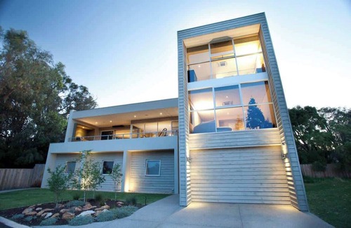Dunsborough House | Bayscape Modern Beachside Retreat with Ocean View
