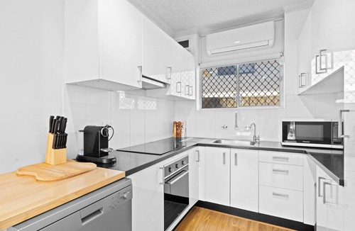West Beach House | Bayside Bliss – Cosy 2BR Apartment by the Beach.