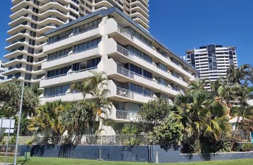 Broadbeach Apartment | Beach Apt Heated Pool BBQ Free Parking Sleeps 3
