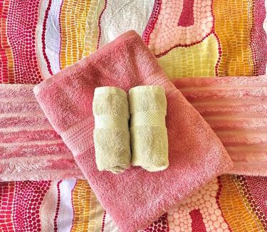 Rapid Creek House | BEACH Boho 70s Entire Home WALK Cafe & Beach