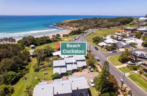 Emerald Beach House | Beach Cockatoo 2Bed Steps from Sand, perfect surf getaway
