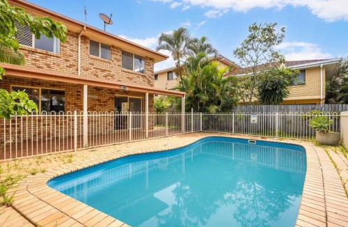 Clontarf House | Beach Front Holiday Home with Pool, Prime Location