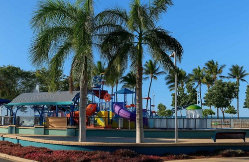 North Ward Apartment | Beach Front Strand Stay-Steps to Beach & Waterpark Townsville