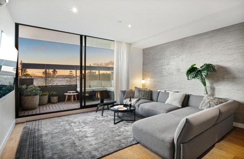 Port Melbourne Apartment | Beach Gem with Gorgeous View
