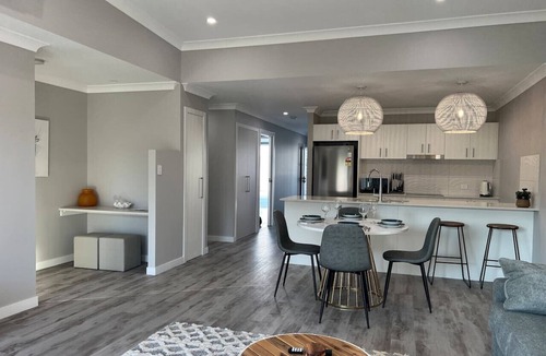Urangan Apartment | Beach & Harbour Access - Ideal for Whale Watching