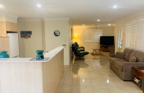 Old Bar Villa | Beach Haven 1 - Easy walk to Beach, Shops, Cafes and Restaurants. Ducted Air.