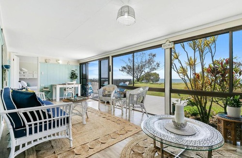 Beachmere House | Beach Hut