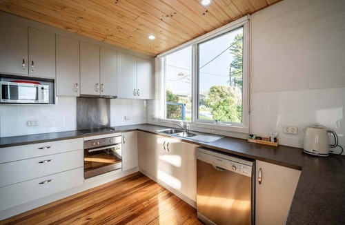 Bicheno House | Beach Path House - Bicheno Accommodation