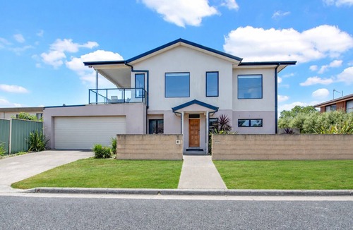 Safety Beach House | Beach View Escape - Close to the Beach & WiFi