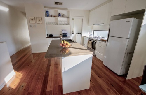 Frankston House | Beaches, Restaurants, Wineries, Shops and many Tourist attractions close by.