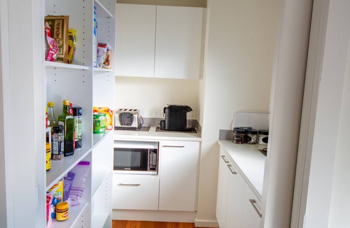 Frankston House | Beaches, Restaurants, Wineries, Shops and many Tourist attractions close by.