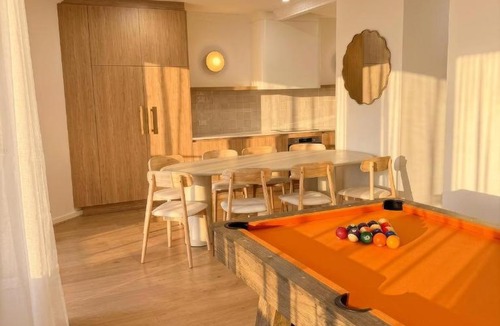 Henley Beach Apartment | Beachfront 3BR with Sauna & Pool Table - Newly Renovated