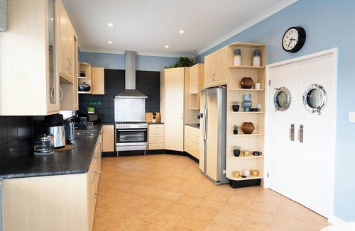Quinns Rocks Apartment | Beachfront apartment with pool & ocean views, 4 mins walk to Beach. Sleeps 7