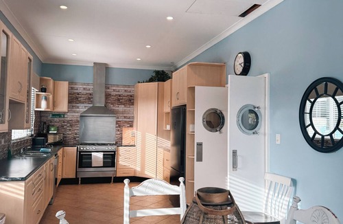 Quinns Rocks Apartment | Beachfront apartment with pool & ocean views, 4 mins walk to Beach. Sleeps 7