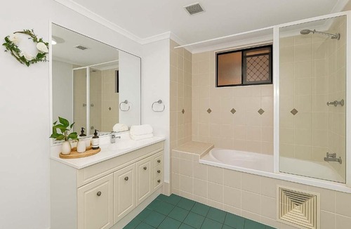 North Ward Apartment | Beachfront Apartment in Townsville 1BR on The Strand with Pool & Parking