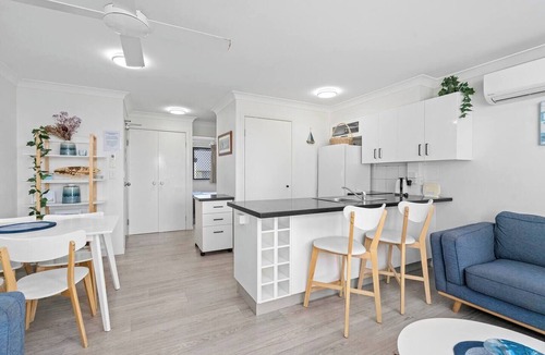 Coolangatta Apartment | Beachfront Bliss at Kirra Beach with Pool
