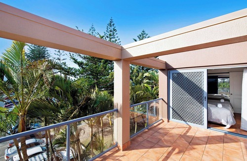 Mermaid Beach House | Beachfront Escape (Ocean Views)