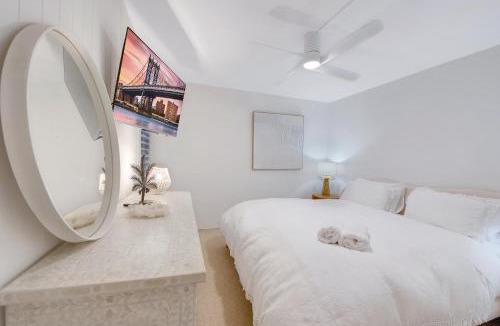 Alexandra Headland Apartment | Beachfront Freshly Renovated 2 BR Walk to Surf & Dining