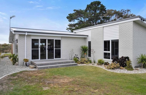 Lauderdale House | Beachfront Getaway with Modern Amenities-Comfort.