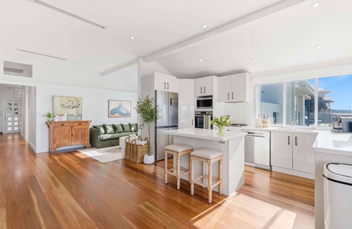 Collaroy Beach House | Beachfront Oasis - 4 Bed Family House with Spa