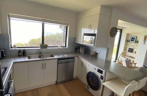 Semaphore Park Apartment | Beachfront ocean-view apartment with balcony