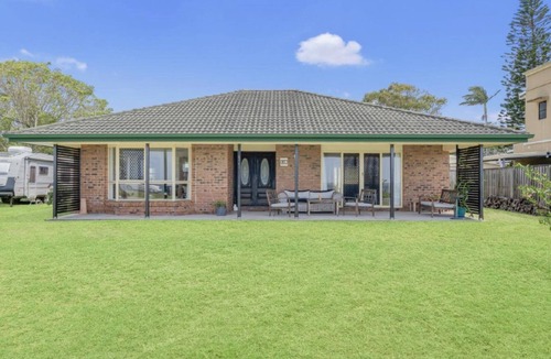Godwin Beach House | BEACHFRONT - Seaview Bungalow