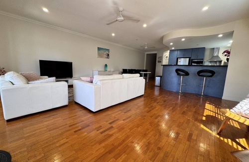 North Ward Apartment | Beachfront Strand Apartment with Parking - Beachfront Strand Apartment with Parking