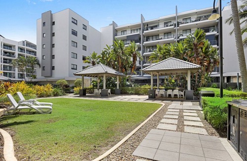 Alexandra Headland Apartment | Beachside 2-Bed with Pools, Gym, BBQ and Parking