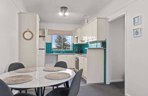 Glenelg North Apartment | Beachside 2BR Apartment with Sunroom Views AC WiFi