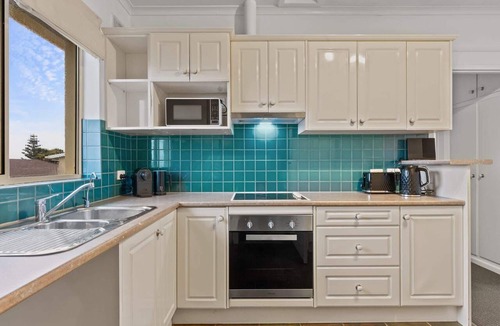 Glenelg North Apartment | Beachside 2BR Apartment with Sunroom Views AC WiFi