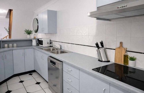North Ward Apartment | Beachside 2BR Apartment with Parking 1 Min Walk to The Strand Townsville