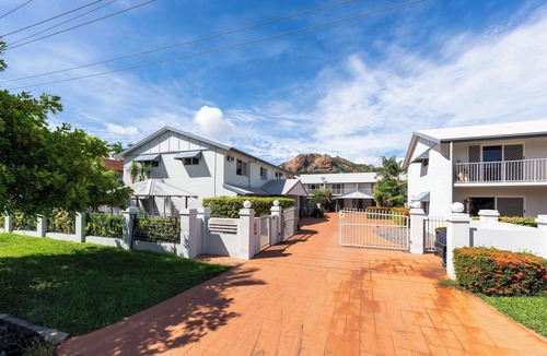 North Ward Apartment | Beachside 2BR Apartment with Parking 1 Min Walk to The Strand Townsville