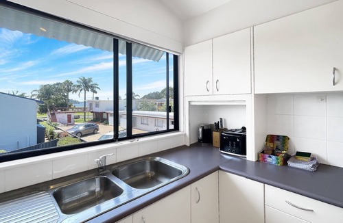 Batehaven Apartment | Beachside 3-Bed Apartment with Garage Parking