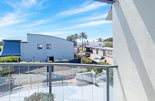 Batehaven Apartment | Beachside 3-Bed Apartment with Garage Parking
