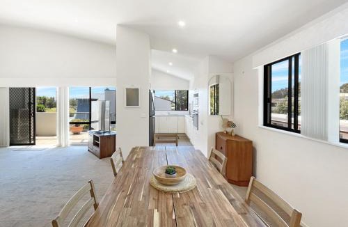Batehaven Apartment | Beachside 3-Bed Apartment with Garage Parking