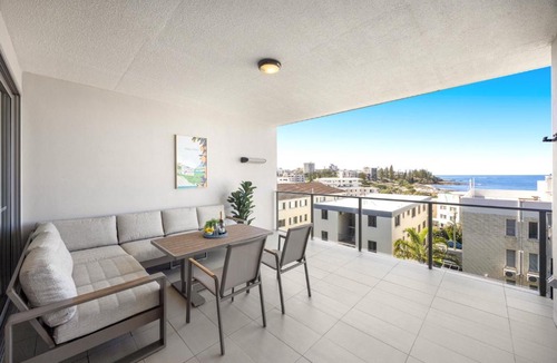 Kings Beach Apartment | Beachside 3-Bed Apartment With Resort Pool